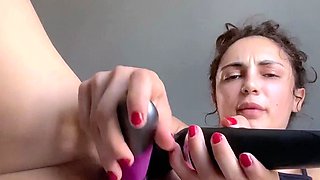 Amateur brunette double toying on webcam