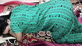 Soyi hui naukrani ko paise dekar malik ne pel diya