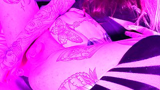 Cute amateur teen girl toying her pussy in bed on cam