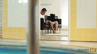 Daddy4k. sesso con dopo la piscina