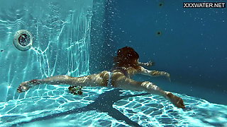Underwater acrobatics in the pool with Mia Split