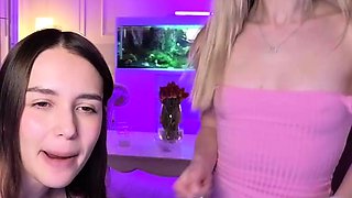 Cute amateur webcam teen girl toying pussy on webcam