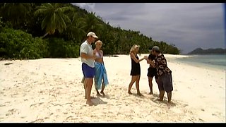 Julie and Sarah Meet Some Guys on the Beach and Have Sex with Them - Private Porn Sex Videos