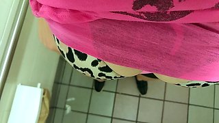 candiecane peeing in a mcdonalds bathroom