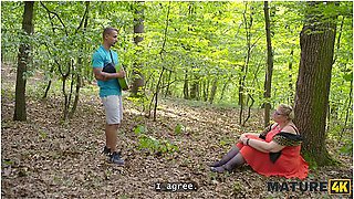 Blonde With Huge Ass Doesnt Mind To Cheat On Her Husband With 2 Strangers In Public