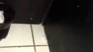 Minha esposa infiel se exibe no gloryhole e impressiona com