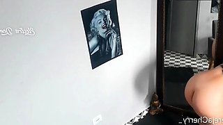 No segundo dia de voyeur, ela escolhe a calcinha que vai