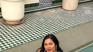 BBW Twerking in Pool Splashing Water with Huge Ass. Wet Fat Booty Clapping Outdoor