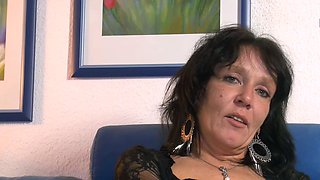 German Housewife Casting - She masturbate for Money