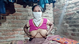 Village bhabhi ke bade bade dhoodh aur chudai karne ke liye utsuk