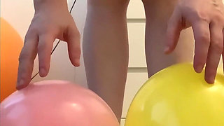 Feet & Balloons Crushing
