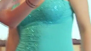 Horny MILF clarifies her first lesbian sex over the internet