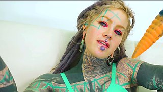 Anuskatzz fucks her ass with a huge dildo