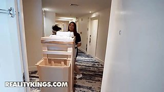 Reality kings - hotel maid scarlett venom taunts fortunate client van before servicing him with her delicious cunt