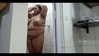(gordinha Ju) Taking a Shower and Showing off Her Big Giant Pussy