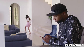 Vixen Gorgeous Rich Girl Seduces Her Bodyguard