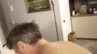 deux nanas se jettent sur un mec chanceux