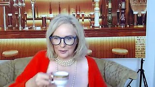 Big boob brunette masturbates on webcam