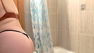 A Slut with a Great Pussy Is Jerking off Her Clitoris with the Shower Spray