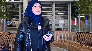 Arabic babe is ready to give her for a stranger's help in the airport