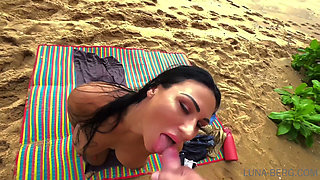 Secret Moment on the Beach Stranger Peeks and Gets His Chance