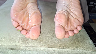 I'm squirting my girl's sexy toes