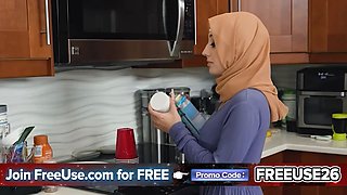 Freeuse hijab maid