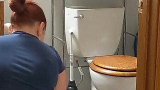 Female plumber's buttcrack