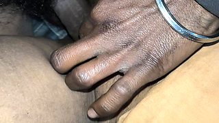 Pooja apne dewar ke sath kha rahi thi mall chudai desi bhabhi