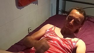 Lars Damberger wichst in pinker frauenunterwäsche