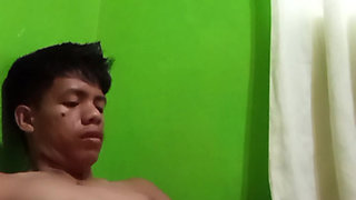 Philippino Twink Boy Jerks off in Bed, Huge Cumshot!