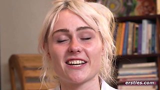 Ersties - Hally tobt sich beim Malen aus