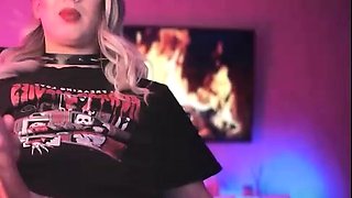 Brunette Tranny jerking in hard dick in solo Webcam