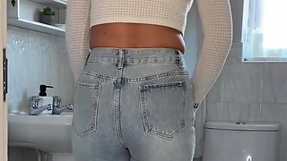 BurstingMeg - Plumber is fixing my toilet but it-s taking