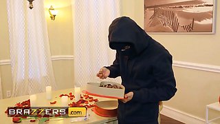 Layton Benton's man has to work late on valentine's so she bangs the thief that moneyless into her home - brazzers