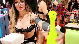 Perfect ass amateur bangs in public