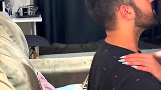 Casal apaixonado em cena caseira de sexo intenso com muito