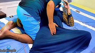 Gadis berhijab menunjukkan memeknya tetapi saudara tiri memilih lubang yang salah.