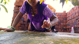 Devar apni bhabhi ko Apne purane bathroom mein le jakar chod raha he - devar bhabhi xxx video hindi hot pussy.