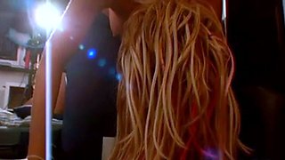 Blonda svenska kndisen Sanna Brading i en ngande trekant