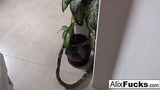 Voluptuous Janice and Alix's blowjob clip