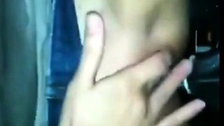 Elle se fait du bien dans la voiture avec son jouet