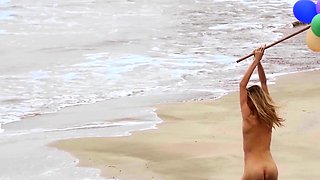 Sexy naked MILF playing with her baloons