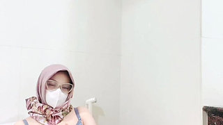 Hijab tobrut playing in the bathroom