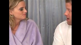 Stepmom Becca Blossoms Gives Blowjob & Cumshot Pleasure