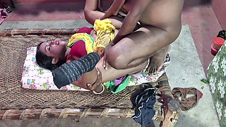 Sona bhabhi ke Jijaji ne khatiya pe ultake usko pel diya
