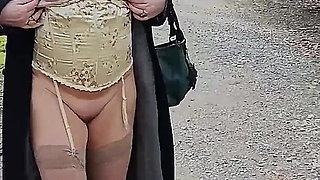 My Muslim Girlfriend Shows Her Pussy Outside in the Park.