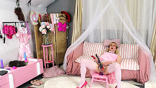 Sissy Dee Has a New Play Room