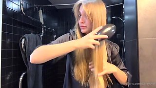 Kerry.Me Films Her Moist Bathroom Sesh