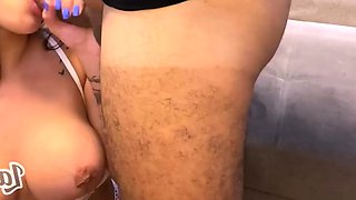 Ela deu um boquete delicioso e levou uma gozada na boca -